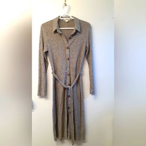Women's Monteau brand lightweight knit grey dress with belt. Size medium.